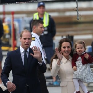 Le prince William, Kate Middleton, le prince George et la princesse Charlotte de Cambridge ont dit au revoir au Canada le 1er octobre 2016 après leur tournée royale de huit jours, embarquant à bord d'un hydravion au Harbour Airport de Victoria à destination de Vancouver, puis Londres.