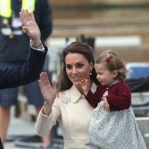 Le prince William, Kate Middleton, le prince George et la princesse Charlotte de Cambridge ont dit au revoir au Canada le 1er octobre 2016 après leur tournée royale de huit jours, embarquant à bord d'un hydravion au Harbour Airport de Victoria à destination de Vancouver, puis Londres.