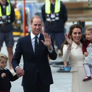 Le prince William, Kate Middleton, le prince George et la princesse Charlotte de Cambridge ont dit au revoir au Canada le 1er octobre 2016 après leur tournée royale de huit jours, embarquant à bord d'un hydravion au Harbour Airport de Victoria à destination de Vancouver, puis Londres.