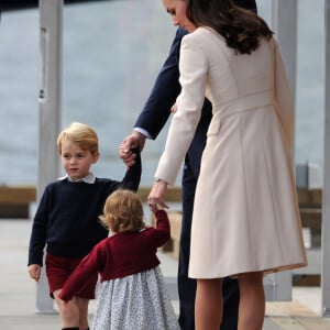 Le prince William, Kate Middleton, le prince George et la princesse Charlotte de Cambridge ont dit au revoir au Canada le 1er octobre 2016 après leur tournée royale de huit jours, embarquant à bord d'un hydravion au Harbour Airport de Victoria à destination de Vancouver, puis Londres.