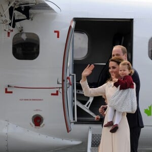 Le prince William, Kate Middleton, le prince George et la princesse Charlotte de Cambridge ont dit au revoir au Canada le 1er octobre 2016 après leur tournée royale de huit jours, embarquant à bord d'un hydravion au Harbour Airport de Victoria à destination de Vancouver, puis Londres.