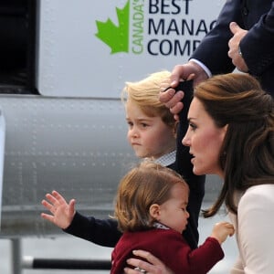 Le prince William, Kate Middleton, le prince George et la princesse Charlotte de Cambridge ont dit au revoir au Canada le 1er octobre 2016 après leur tournée royale de huit jours, embarquant à bord d'un hydravion au Harbour Airport de Victoria à destination de Vancouver, puis Londres.