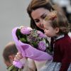 La princesse Charlotte intéressée par les fleurs... Le prince William, Kate Middleton, le prince George et la princesse Charlotte de Cambridge ont dit au revoir au Canada le 1er octobre 2016 après leur tournée royale de huit jours, embarquant à bord d'un hydravion au Harbour Airport de Victoria à destination de Vancouver, puis Londres.