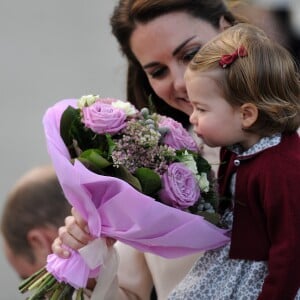 La princesse Charlotte intéressée par les fleurs... Le prince William, Kate Middleton, le prince George et la princesse Charlotte de Cambridge ont dit au revoir au Canada le 1er octobre 2016 après leur tournée royale de huit jours, embarquant à bord d'un hydravion au Harbour Airport de Victoria à destination de Vancouver, puis Londres.