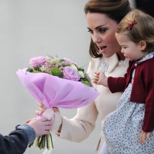 La princesse Charlotte intéressée par les fleurs... Le prince William, Kate Middleton, le prince George et la princesse Charlotte de Cambridge ont dit au revoir au Canada le 1er octobre 2016 après leur tournée royale de huit jours, embarquant à bord d'un hydravion au Harbour Airport de Victoria à destination de Vancouver, puis Londres.