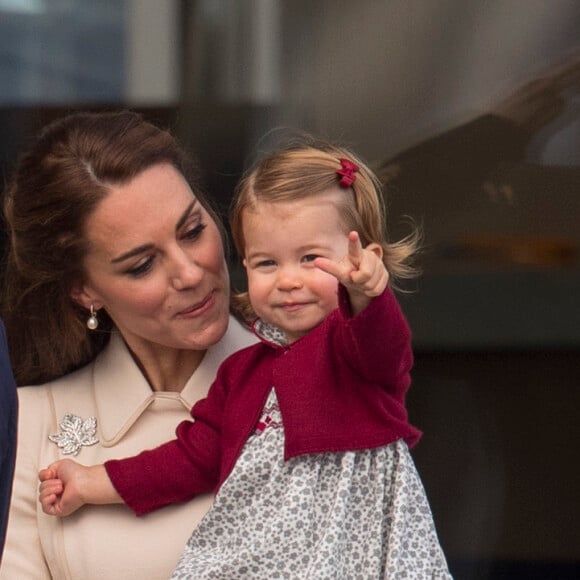 Le prince William, Kate Middleton, le prince George et la princesse Charlotte de Cambridge ont dit au revoir au Canada le 1er octobre 2016 après leur tournée royale de huit jours, embarquant à bord d'un hydravion au Harbour Airport de Victoria à destination de Vancouver, puis Londres.