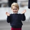 Le prince George maîtrise le "coucou" ! Le prince William, Kate Middleton, le prince George et la princesse Charlotte de Cambridge ont dit au revoir au Canada le 1er octobre 2016 après leur tournée royale de huit jours, embarquant à bord d'un hydravion au Harbour Airport de Victoria à destination de Vancouver, puis Londres.