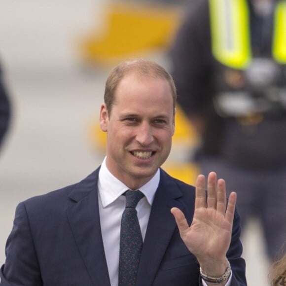 Le prince William, Kate Middleton, le prince George et la princesse Charlotte de Cambridge ont dit au revoir au Canada le 1er octobre 2016 après leur tournée royale de huit jours, embarquant à bord d'un hydravion au Harbour Airport de Victoria à destination de Vancouver, puis Londres.