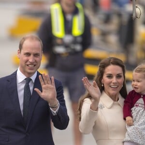 Le prince William, Kate Middleton, le prince George et la princesse Charlotte de Cambridge ont dit au revoir au Canada le 1er octobre 2016 après leur tournée royale de huit jours, embarquant à bord d'un hydravion au Harbour Airport de Victoria à destination de Vancouver, puis Londres.