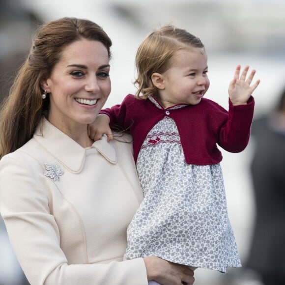 Le prince William, Kate Middleton, le prince George et la princesse Charlotte de Cambridge ont dit au revoir au Canada le 1er octobre 2016 après leur tournée royale de huit jours, embarquant à bord d'un hydravion au Harbour Airport de Victoria à destination de Vancouver, puis Londres.