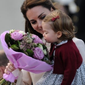 La princesse Charlotte intéressée par les fleurs... Le prince William, Kate Middleton, le prince George et la princesse Charlotte de Cambridge ont dit au revoir au Canada le 1er octobre 2016 après leur tournée royale de huit jours, embarquant à bord d'un hydravion au Harbour Airport de Victoria à destination de Vancouver, puis Londres.