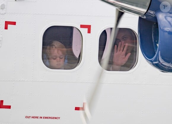 Le prince George au hublot, une dernière image craquante... Le prince William, Kate Middleton, le prince George et la princesse Charlotte de Cambridge ont dit au revoir au Canada le 1er octobre 2016 après leur tournée royale de huit jours, embarquant à bord d'un hydravion au Harbour Airport de Victoria à destination de Vancouver, puis Londres.