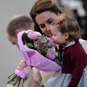 La princesse Charlotte intéressée par les fleurs... Le prince William, Kate Middleton, le prince George et la princesse Charlotte de Cambridge ont dit au revoir au Canada le 1er octobre 2016 après leur tournée royale de huit jours, embarquant à bord d'un hydravion au Harbour Airport de Victoria à destination de Vancouver, puis Londres.