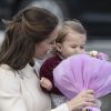La princesse Charlotte intéressée par les fleurs... Le prince William, Kate Middleton, le prince George et la princesse Charlotte de Cambridge ont dit au revoir au Canada le 1er octobre 2016 après leur tournée royale de huit jours, embarquant à bord d'un hydravion au Harbour Airport de Victoria à destination de Vancouver, puis Londres.