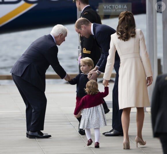 Dernières civilités... Le prince William, Kate Middleton, le prince George et la princesse Charlotte de Cambridge ont dit au revoir au Canada le 1er octobre 2016 après leur tournée royale de huit jours, embarquant à bord d'un hydravion au Harbour Airport de Victoria à destination de Vancouver, puis Londres.