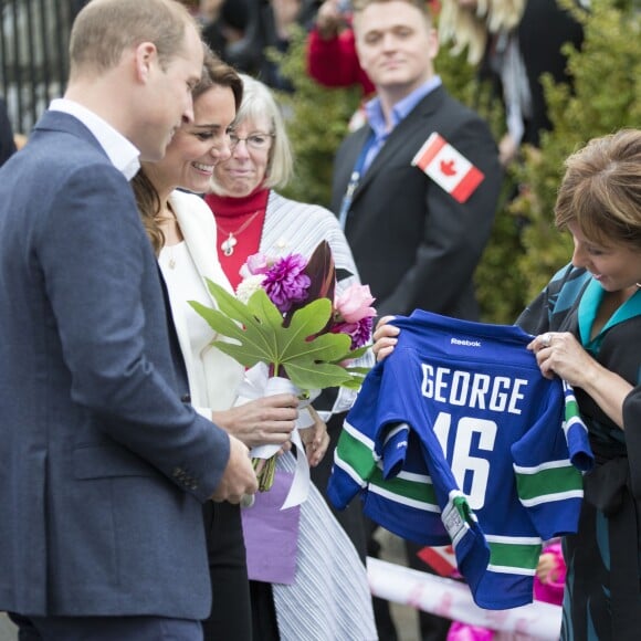 Le prince William, duc de Cambridge et Catherine (Kate) Middleton, duchesse de Cambridge visitent le centre Cridge d'aide au familles d'enfants handicapés avant leur départ du Canada à Victoria le 1er octobre 2016.  Britain's Prince William and Catherine, Duchess of Cambridge, on their last day of their Official Tour of Canada. William and Kate visit the Cridge Centre for the Family to see the work of the local charity working with vulnerable, disadvantaged families and support for parents with disabled children. In Victoria on october 1st, 2016.01/10/2016 - Victoria