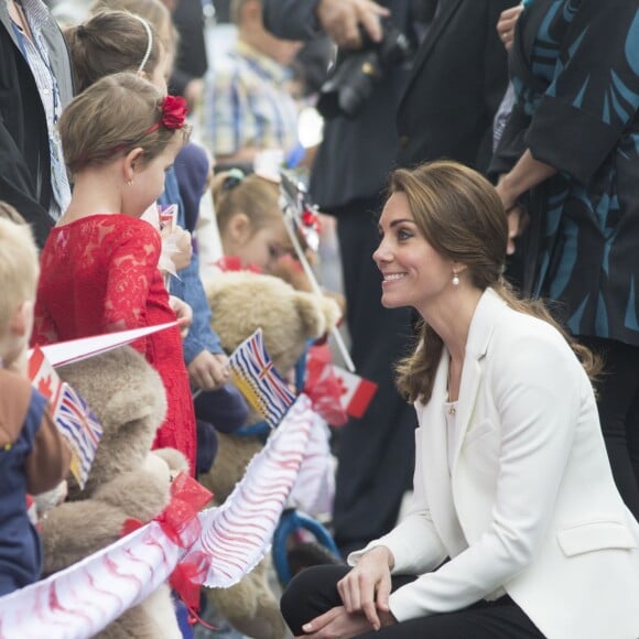 Le prince William, duc de Cambridge et Catherine (Kate) Middleton, duchesse de Cambridge visitent le centre Cridge d'aide au familles d'enfants handicapés avant leur départ du Canada à Victoria le 1er octobre 2016.  Britain's Prince William and Catherine, Duchess of Cambridge, on their last day of their Official Tour of Canada. William and Kate visit the Cridge Centre for the Family to see the work of the local charity working with vulnerable, disadvantaged families and support for parents with disabled children. In Victoria on october 1st, 2016.01/10/2016 - Victoria