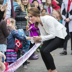 Le prince William, duc de Cambridge et Catherine (Kate) Middleton, duchesse de Cambridge visitent le centre Cridge d'aide au familles d'enfants handicapés avant leur départ du Canada à Victoria le 1er octobre 2016.  Britain's Prince William and Catherine, Duchess of Cambridge, on their last day of their Official Tour of Canada. William and Kate visit the Cridge Centre for the Family to see the work of the local charity working with vulnerable, disadvantaged families and support for parents with disabled children. In Victoria on october 1st, 2016.01/10/2016 - Victoria