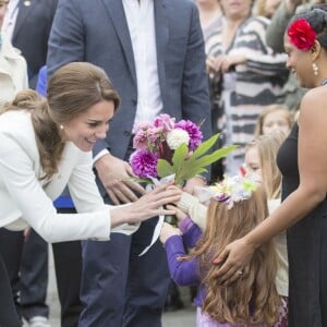 Le prince William, duc de Cambridge et Catherine (Kate) Middleton, duchesse de Cambridge visitent le centre Cridge d'aide au familles d'enfants handicapés avant leur départ du Canada à Victoria le 1er octobre 2016.  Britain's Prince William and Catherine, Duchess of Cambridge, on their last day of their Official Tour of Canada. William and Kate visit the Cridge Centre for the Family to see the work of the local charity working with vulnerable, disadvantaged families and support for parents with disabled children. In Victoria on october 1st, 2016.01/10/2016 - Victoria