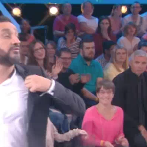 Cyril Hanouna quitte le plateau de "Touche pas à mon poste" sur C8 après que son numéro de téléphone portable a été révélé en direct. Le 30 septembre 2016.