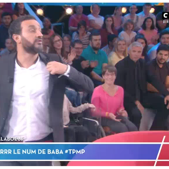 Cyril Hanouna quitte le plateau de "Touche pas à mon poste" sur C8 après que son numéro de téléphone portable a été révélé en direct. Le 30 septembre 2016.