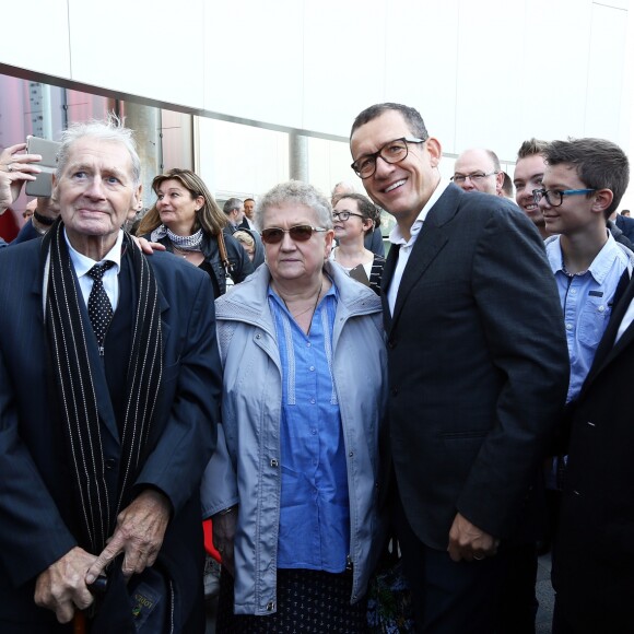 Dany Boon, sa mère Danièle Hamidou-Ducatel et le maire de Lesquin Dany Wattebled ( a gauche de l'image ) - Un an après l'ouverture, le centre culturel de Lesquin a été rebaptisé "Centre culturel Dany Boon", en présence du comédien à Lesquin près de Lille le 1er octobre 2016.