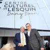 Dany Boon et Dany Wattebled, maire de Lesquin - Un an après l'ouverture, le centre culturel de Lesquin a été rebaptisé "Centre culturel Dany Boon", en présence du comédien à Lesquin près de Lille le 1er octobre 2016.