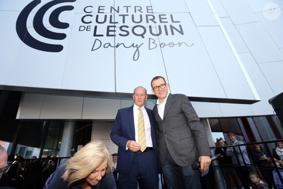 Dany Boon et Dany Wattebled, maire de Lesquin - Un an après l'ouverture, le centre culturel de Lesquin a été rebaptisé "Centre culturel Dany Boon", en présence du comédien à Lesquin près de Lille le 1er octobre 2016.