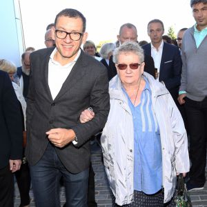 Dany Boon et sa mère Danièle Hamidou-Ducatel - Un an après l'ouverture, le centre culturel de Lesquin a été rebaptisé "Centre culturel Dany Boon", en présence du comédien à Lesquin près de Lille le 1er octobre 2016.