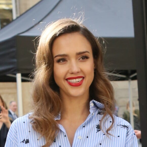 Jessica Alba arrivant au défilé de mode "Valentino", collection prêt-à-porter Printemps-Eté 2017 à Paris, le 2 octobre 2016