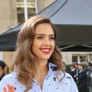 Jessica Alba arrivant au défilé de mode "Valentino", collection prêt-à-porter Printemps-Eté 2017 à Paris, le 2 octobre 2016