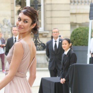 Olga Kurylenko arrivant au défilé de mode "Valentino", collection prêt-à-porter Printemps-Eté 2017 à Paris, le 2 octobre 2016