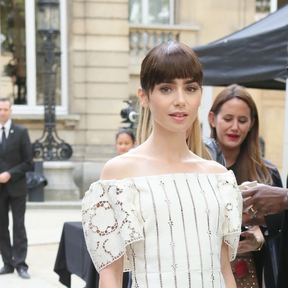 Lily Collins arrivant au défilé de mode "Valentino", collection prêt-à-porter Printemps-Eté 2017 à Paris, le 2 octobre 2016