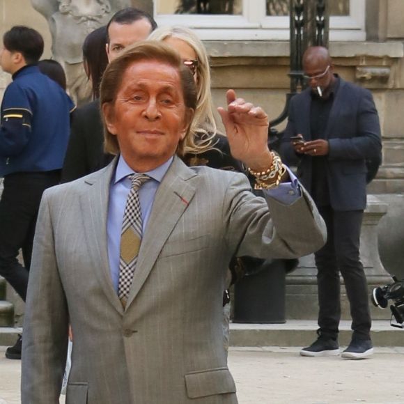 Le designer Valentino arrivant au défilé de mode "Valentino", collection prêt-à-porter Printemps-Eté 2017 à Paris, le 2 octobre 2016