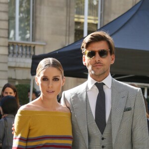 Olivia Palermo et son mari Johannes Huebl arrivant au défilé de mode "Valentino", collection prêt-à-porter Printemps-Eté 2017 à Paris, le 2 octobre 2016