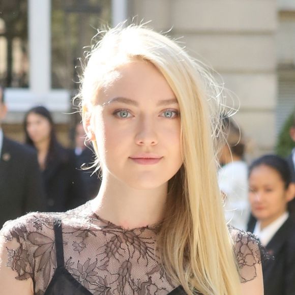 Dakota Fanning arrivant au défilé de mode "Valentino", collection prêt-à-porter Printemps-Eté 2017 à Paris, le 2 octobre 2016