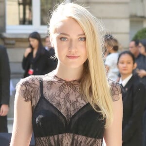 Dakota Fanning arrivant au défilé de mode "Valentino", collection prêt-à-porter Printemps-Eté 2017 à Paris, le 2 octobre 2016