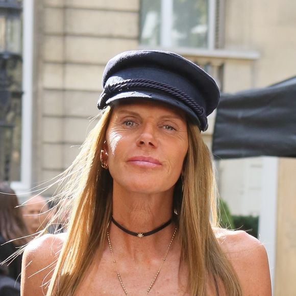 Anna Dello Russo arrivant au défilé de mode "Valentino", collection prêt-à-porter Printemps-Eté 2017 à Paris, le 2 octobre 2016