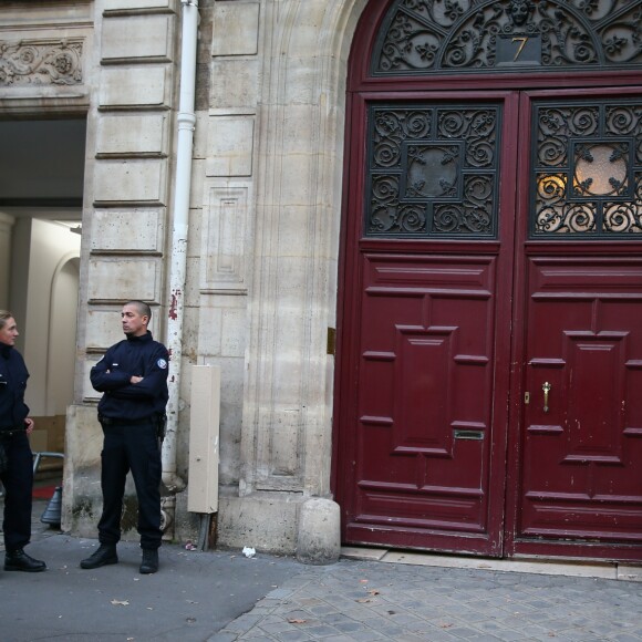 La Police Technique et Scientifique quitte l'hôtel résidence ou Kim Kardashian a été attaquée par des assaillants armés déguisés en policiers à 2h40 du matin à Paris le 3 octobre 2016.