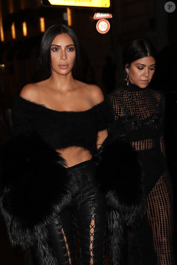 Kim Kardashian et sa soeur Kourtney arrivent à l'hôtel Ritz à Paris le 30 septembre 2016.