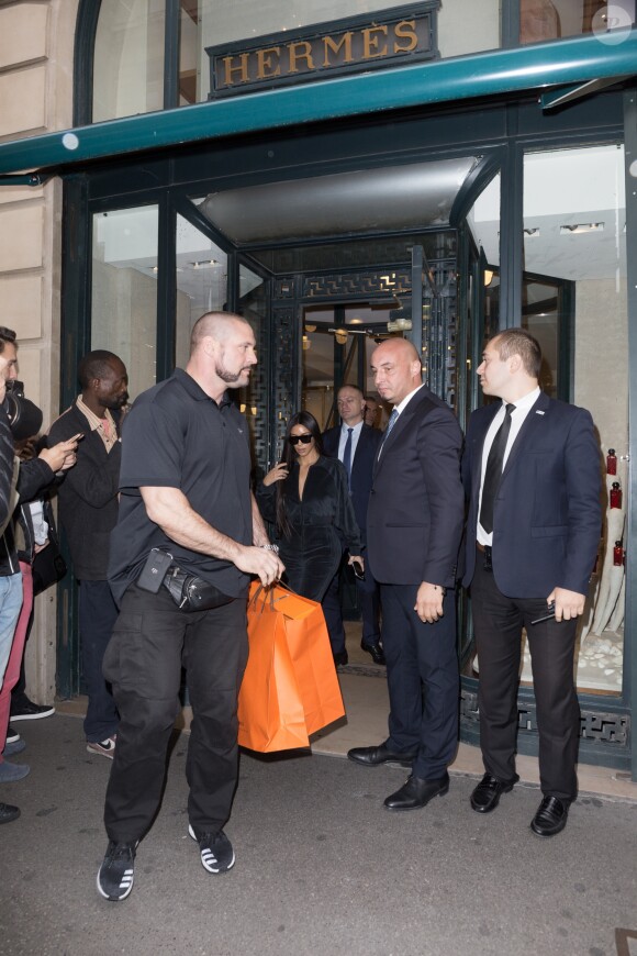 Kim Kardashian fait du shopping à Paris le 1er octobre 2016. Elle s'est rendue chez Azzedine Alaïa puis chez Hermès.