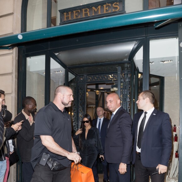 Kim Kardashian fait du shopping à Paris le 1er octobre 2016. Elle s'est rendue chez Azzedine Alaïa puis chez Hermès.