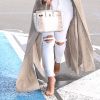 Kim Kardashian quitte Paris pour Los Angeles à l'aéroport de Roissy-Charles-de-Gaulle le 14 juin 2016.