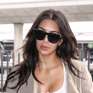 Kim Kardashian et son mari Kanye West quittent Paris pour Los Angeles à l'aéroport de Roissy-Charles-de-Gaulle le 14 juin 2016.  Kim Kardashian and her husband Kanye West leave Paris to Los Angeles at Roissy-Charles-de-Gaulle airport on June 14, 2016.14/06/2016 - Roissy