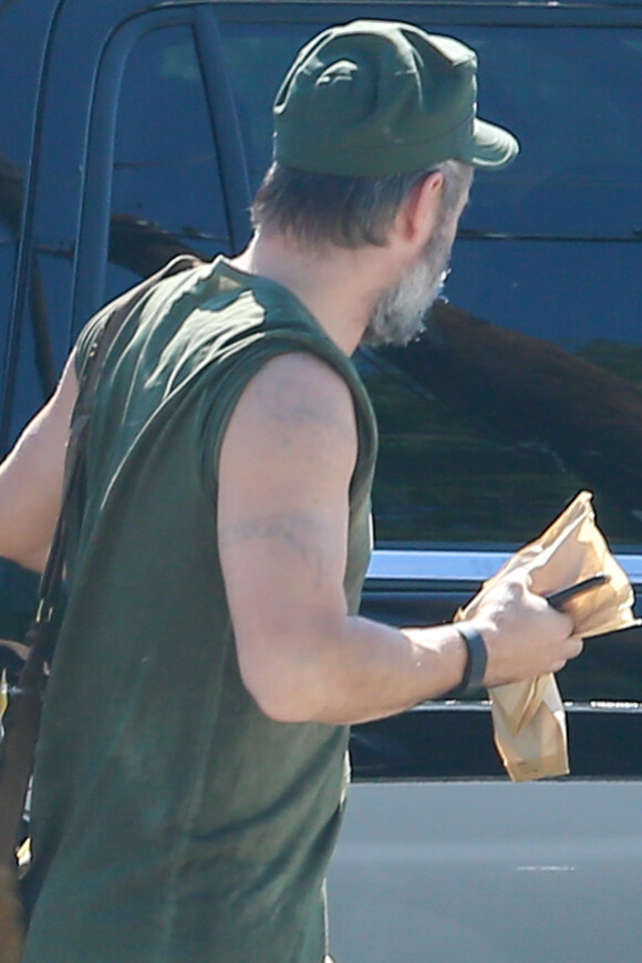 Exclusif - Colin Farrell efface progressivement sur son bras droit un tatouage tribal. L'acteur est actuellement sur le tournage de "Killing of a sacred Deer" le 1er septembre 2016 à Cincinnati.