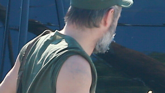 Colin Farrell dit au revoir à son grand tatouage et laisse pousser sa barbe