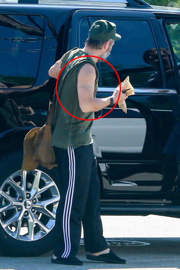 Colin Farrell efface progressivement sur son bras droit un tatouage tribal. L'acteur est actuellement sur le tournage de "Killing of a sacred Deer" le 1er septembre 2016 à Cincinnati.