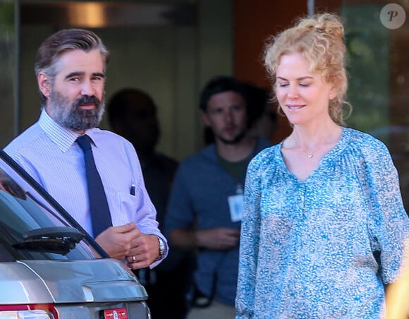 Colin Farrell efface progressivement sur son bras droit un tatouage tribal. L'acteur est actuellement sur le tournage de "Killing of a sacred Deer" avec Nicole Kidman le 1er septembre 2016 à Cincinnati.