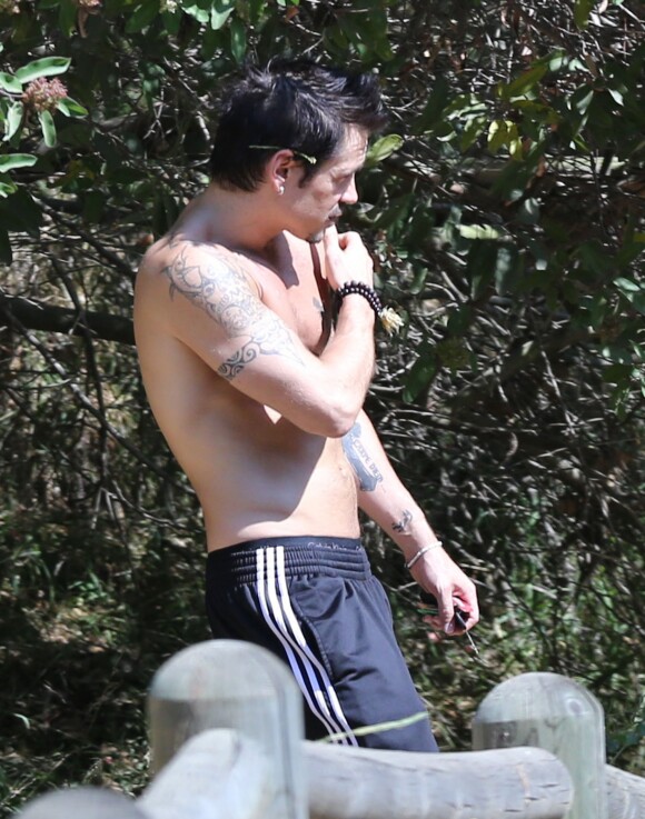 Exclusif - Colin Farrell, torse nu, dans un parc à Beverly Hills. Le 19 juillet 2013