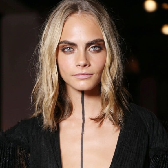 Cara Delevingne - People dans les backstage du défilé de mode prêt-à-porter printemps-été 2017 "Burberry" lors de la fashion week de Londres. Le 19 septembre 2016